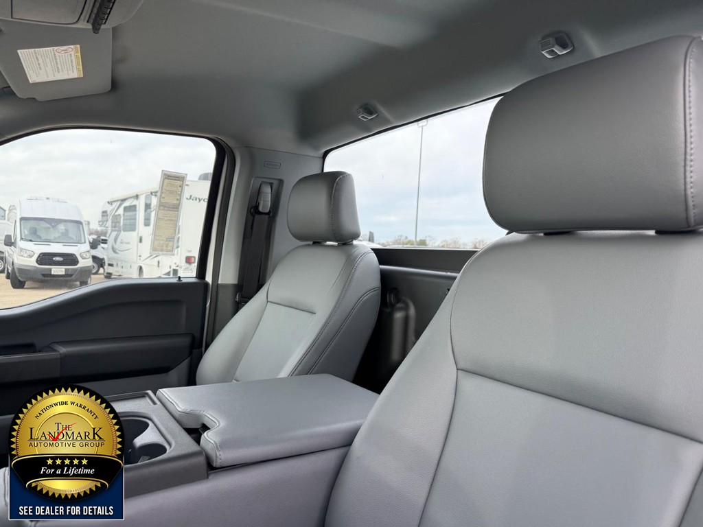 Ford Super Duty F-250 SRW Vehicle Full-screen Gallery Image 9