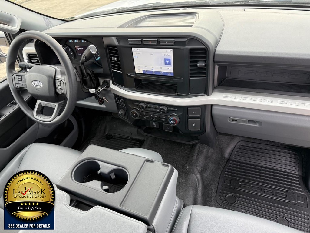 Ford Super Duty F-250 SRW Vehicle Full-screen Gallery Image 14