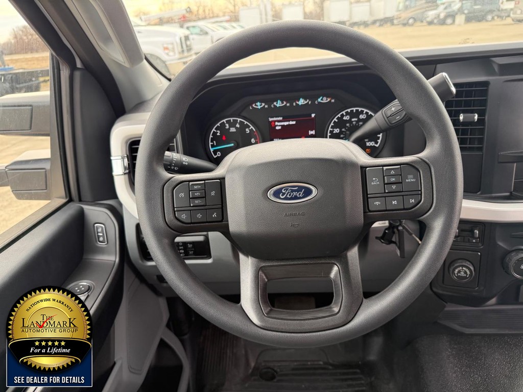 Ford Super Duty F-250 SRW Vehicle Full-screen Gallery Image 15