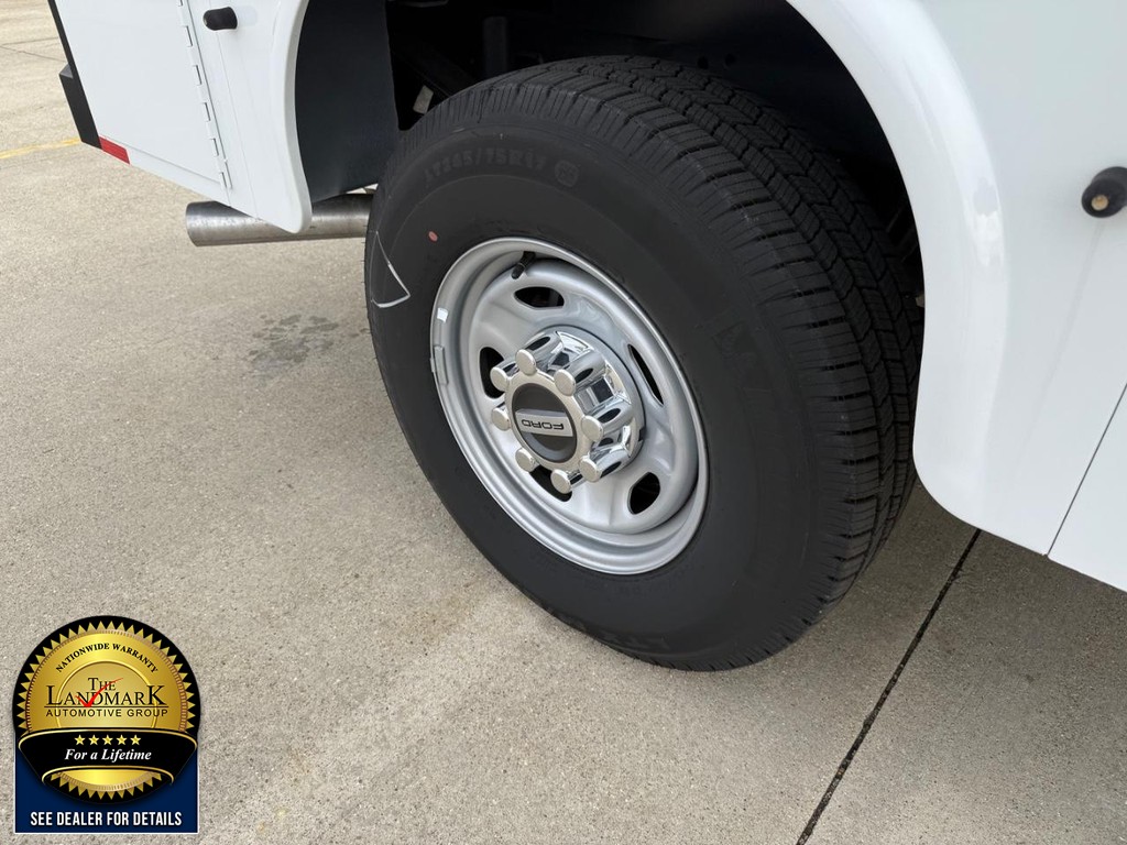 Ford Super Duty F-250 SRW Vehicle Full-screen Gallery Image 18