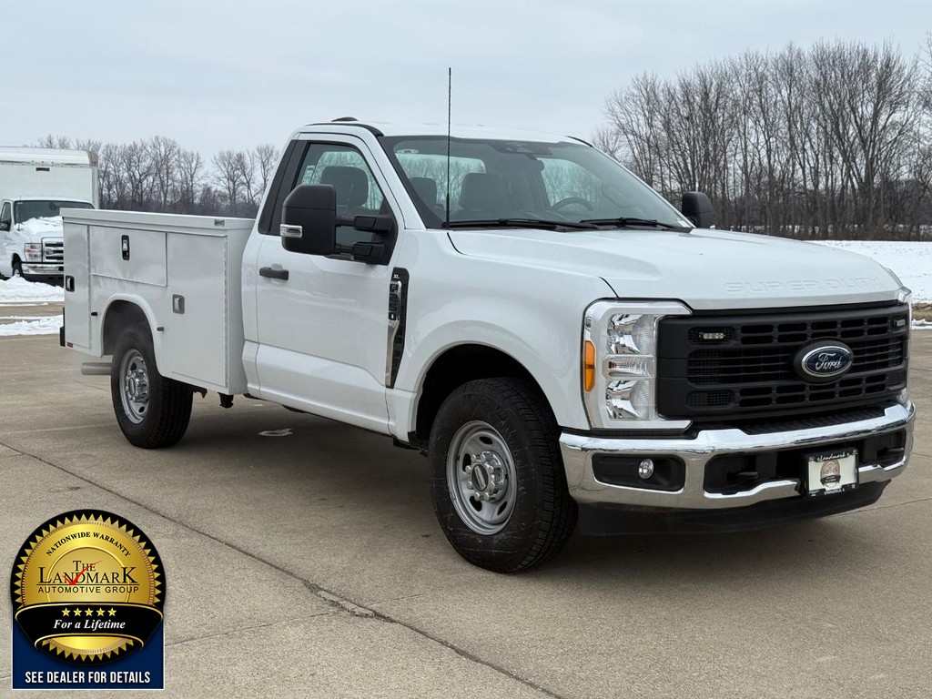 Ford Super Duty F-250 SRW Vehicle Full-screen Gallery Image 3
