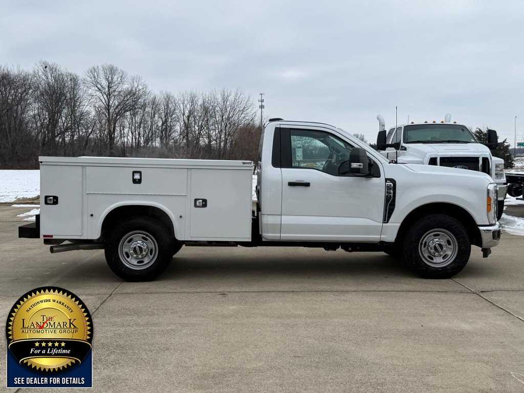Ford Super Duty F-250 SRW Vehicle Full-screen Gallery Image 4