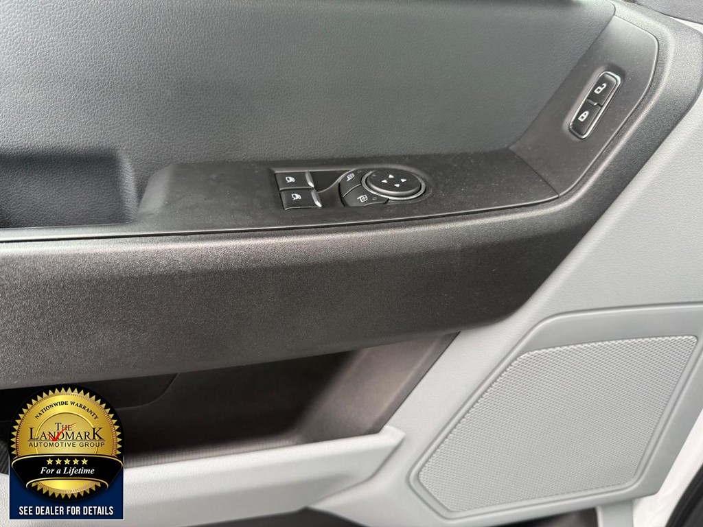 Ford Super Duty F-250 SRW Vehicle Full-screen Gallery Image 8