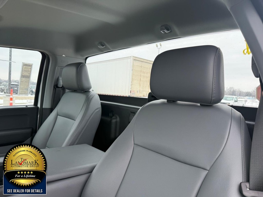 Ford Super Duty F-250 SRW Vehicle Full-screen Gallery Image 9