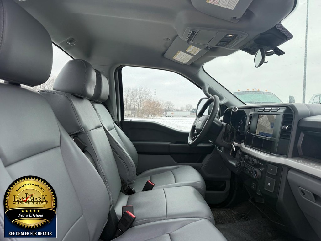 Ford Super Duty F-250 SRW Vehicle Full-screen Gallery Image 14