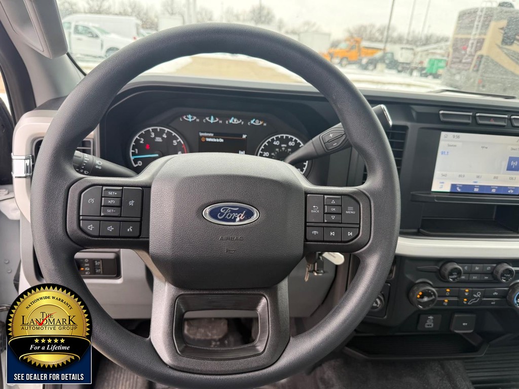 Ford Super Duty F-250 SRW Vehicle Full-screen Gallery Image 15