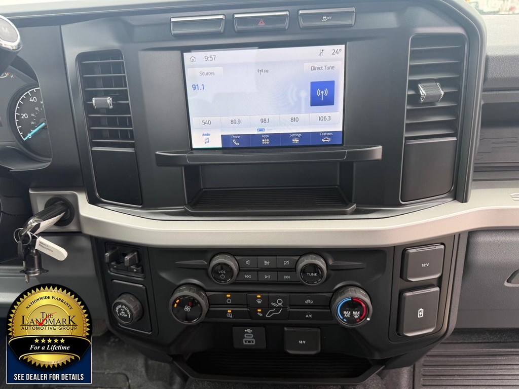 Ford Super Duty F-250 SRW Vehicle Full-screen Gallery Image 16