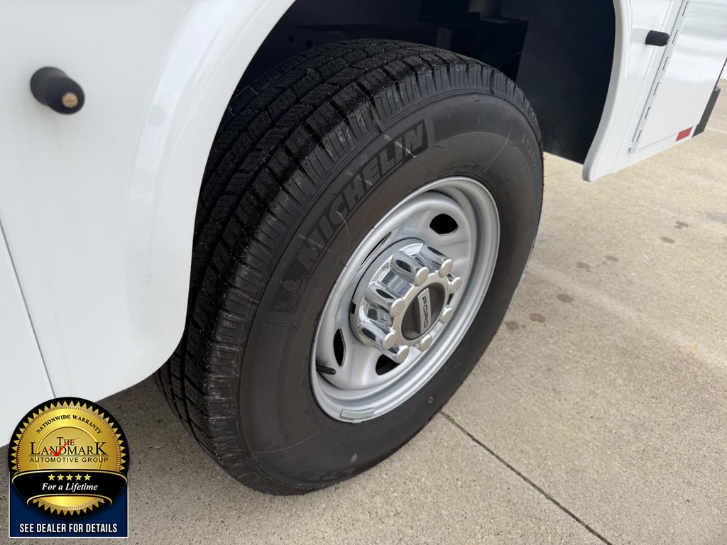 Ford Super Duty F-250 SRW Vehicle Full-screen Gallery Image 19