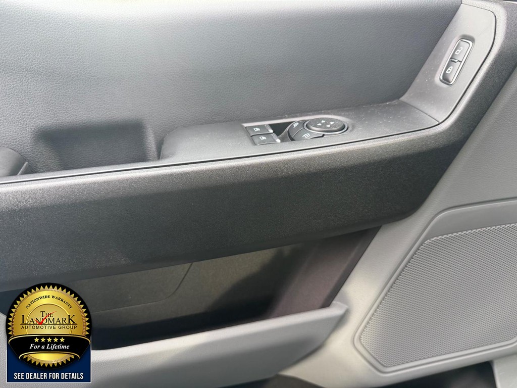 Ford Super Duty F-350 DRW Vehicle Full-screen Gallery Image 8