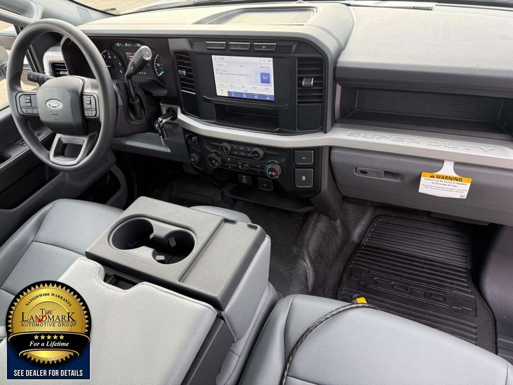 Ford Super Duty F-350 DRW Vehicle Full-screen Gallery Image 14