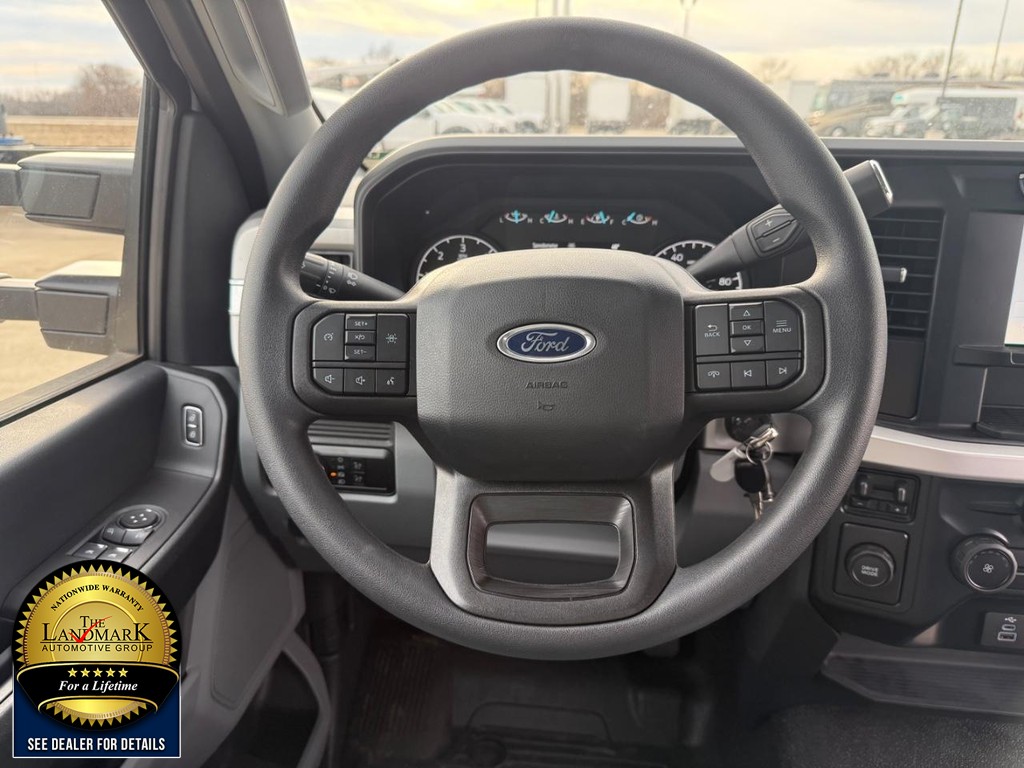 Ford Super Duty F-350 DRW Vehicle Full-screen Gallery Image 15