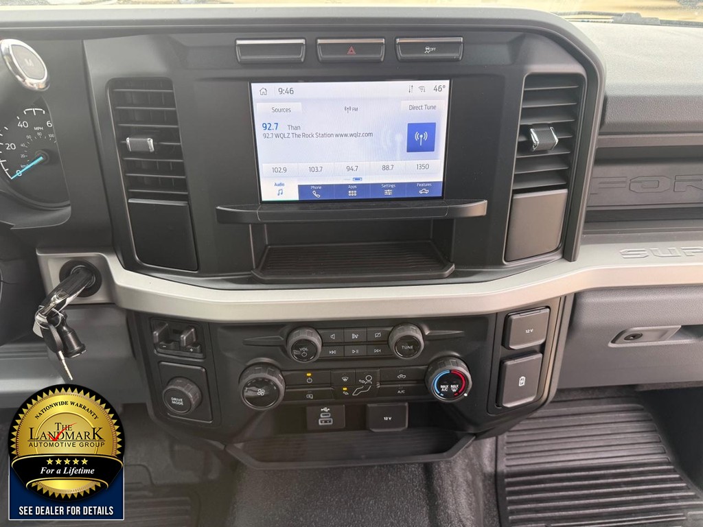 Ford Super Duty F-350 DRW Vehicle Full-screen Gallery Image 16