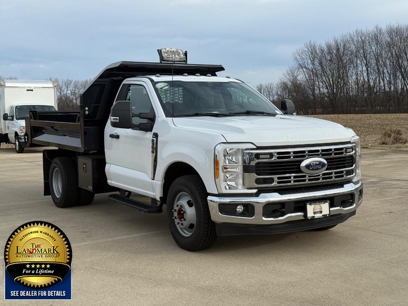 Ford Super Duty F-350 DRW Vehicle Full-screen Gallery Image 3