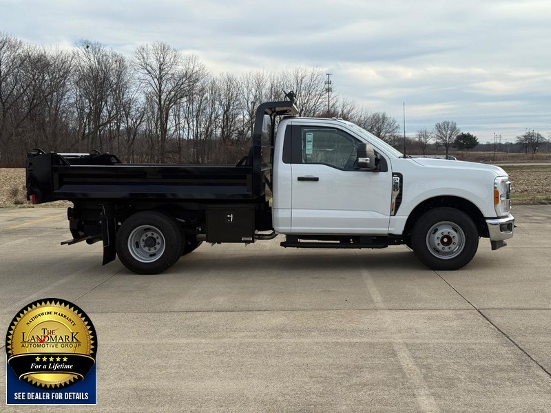 Ford Super Duty F-350 DRW Vehicle Full-screen Gallery Image 4