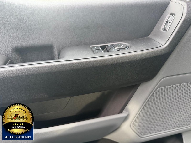 Ford Super Duty F-350 DRW Vehicle Full-screen Gallery Image 8