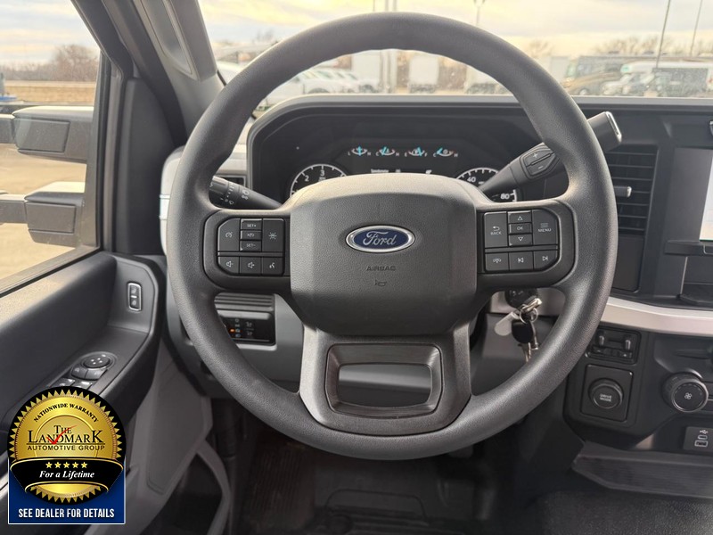 Ford Super Duty F-350 DRW Vehicle Full-screen Gallery Image 15