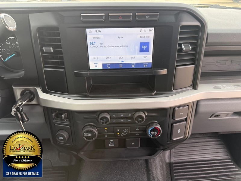 Ford Super Duty F-350 DRW Vehicle Full-screen Gallery Image 16