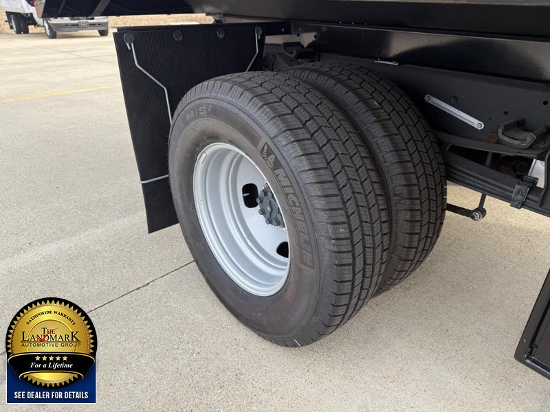 Ford Super Duty F-350 DRW Vehicle Full-screen Gallery Image 18