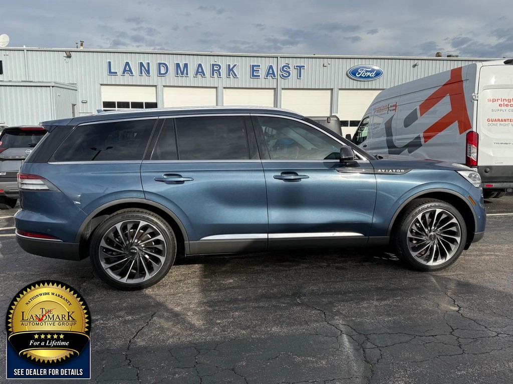 Lincoln Aviator Vehicle Full-screen Gallery Image 4