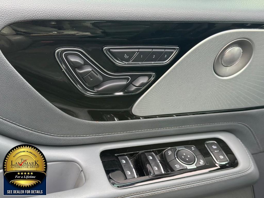 Lincoln Aviator Vehicle Full-screen Gallery Image 8