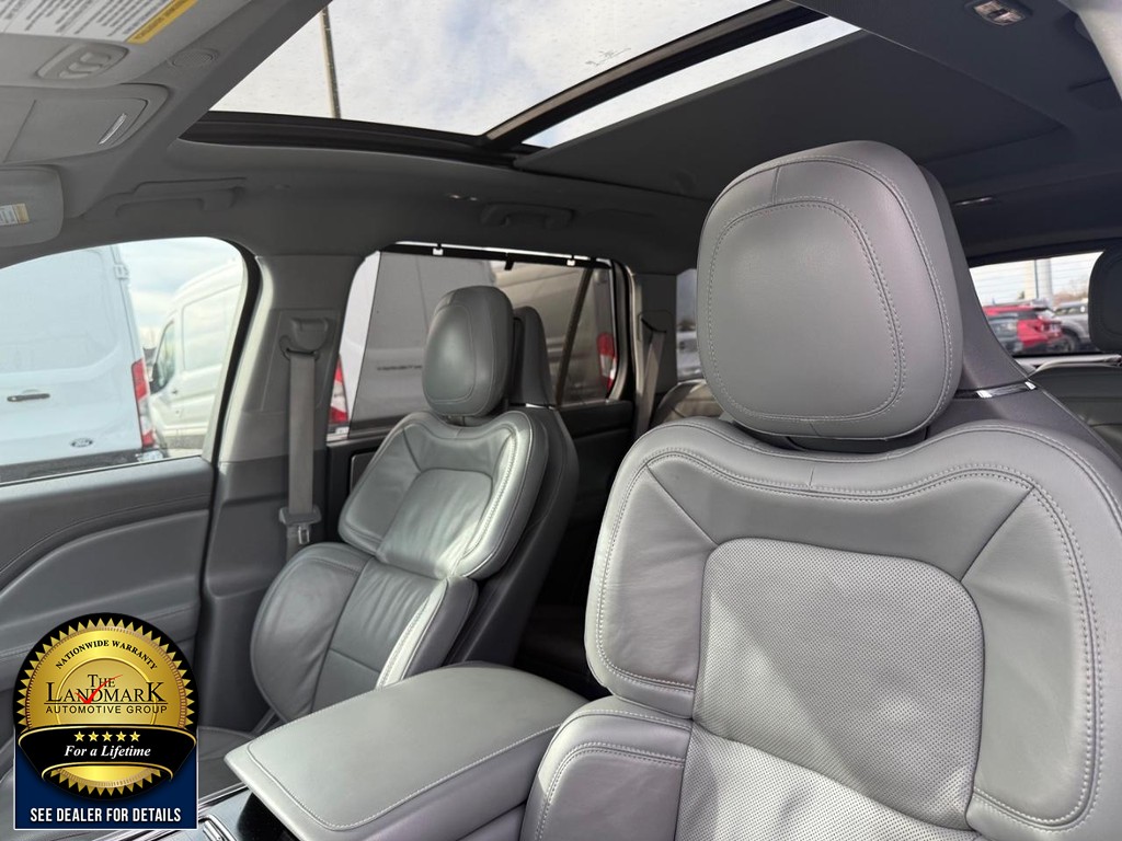 Lincoln Aviator Vehicle Full-screen Gallery Image 9