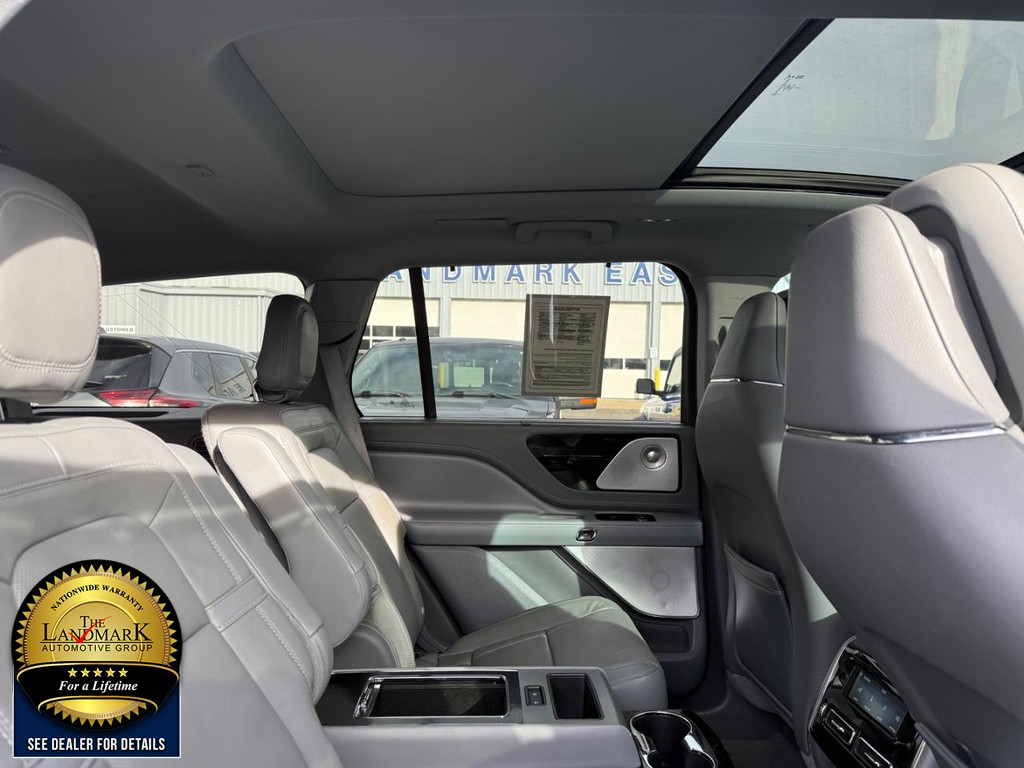 Lincoln Aviator Vehicle Full-screen Gallery Image 16