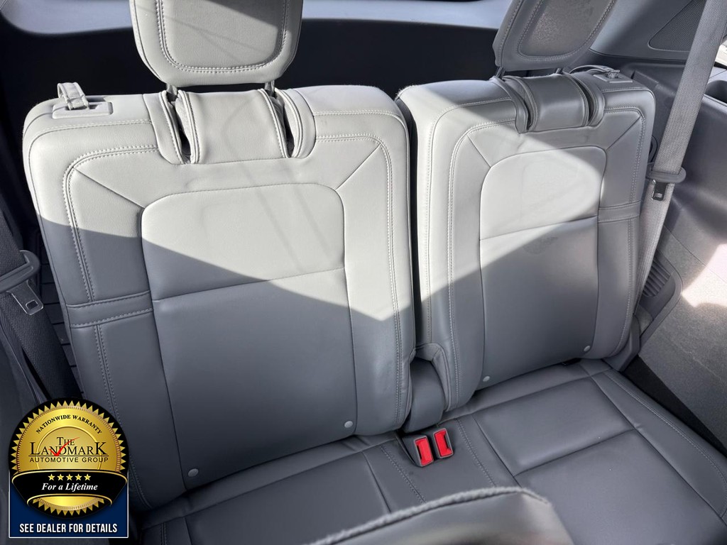 Lincoln Aviator Vehicle Full-screen Gallery Image 18