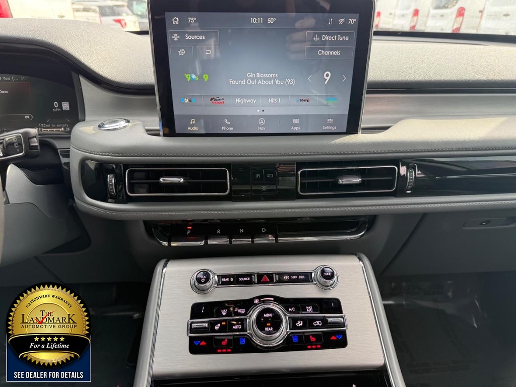 Lincoln Aviator Vehicle Full-screen Gallery Image 21