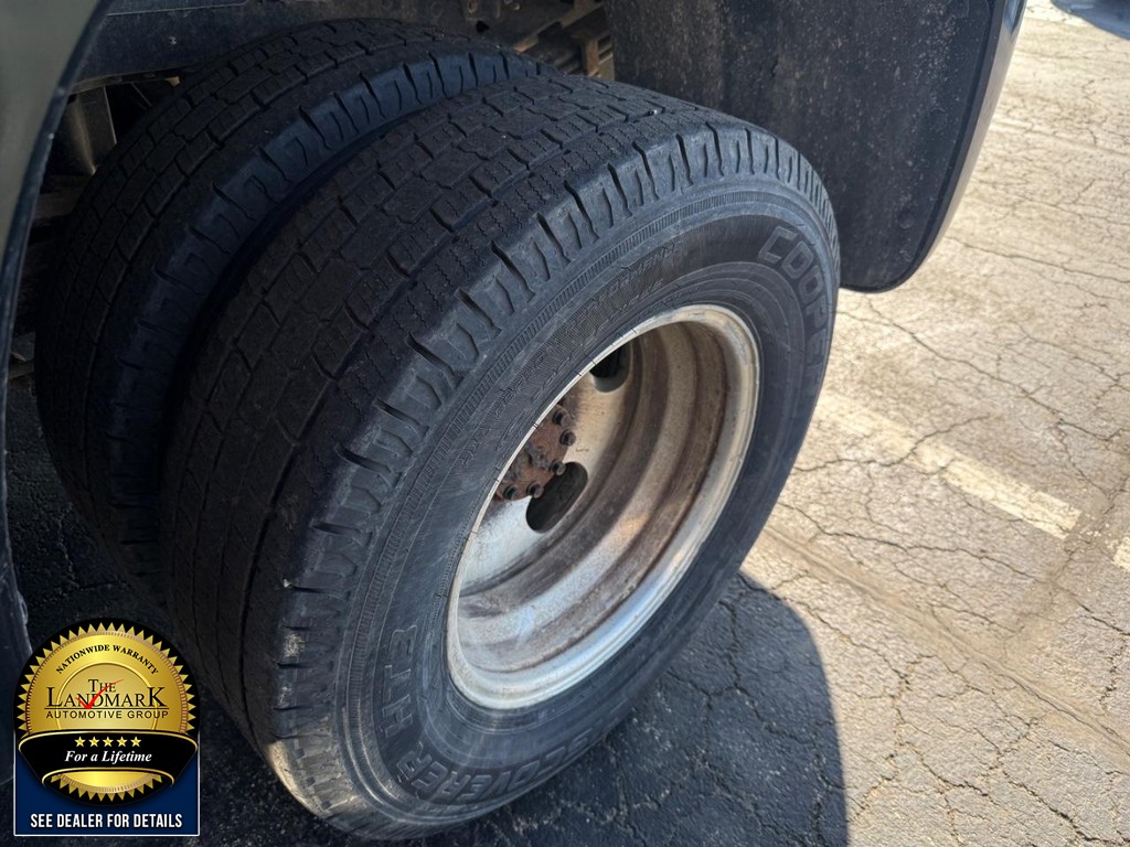 Ford Super Duty F-350 DRW Vehicle Full-screen Gallery Image 4