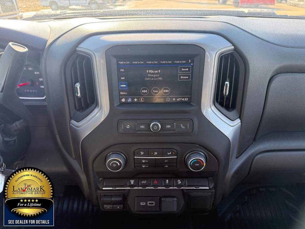 Chevrolet Silverado 2500HD Vehicle Full-screen Gallery Image 17