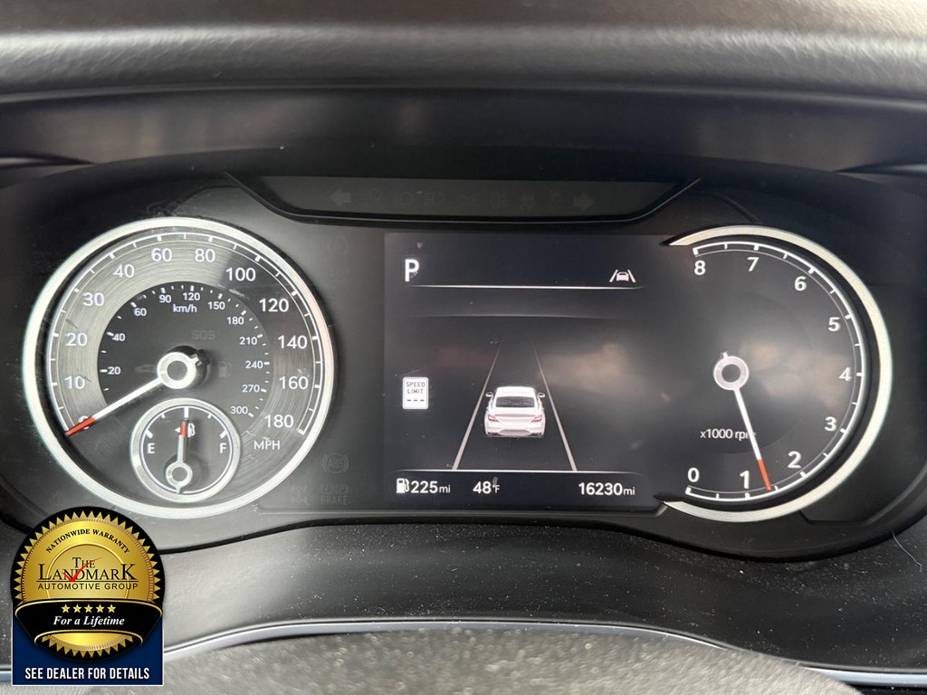 Genesis G70 Vehicle Full-screen Gallery Image 12