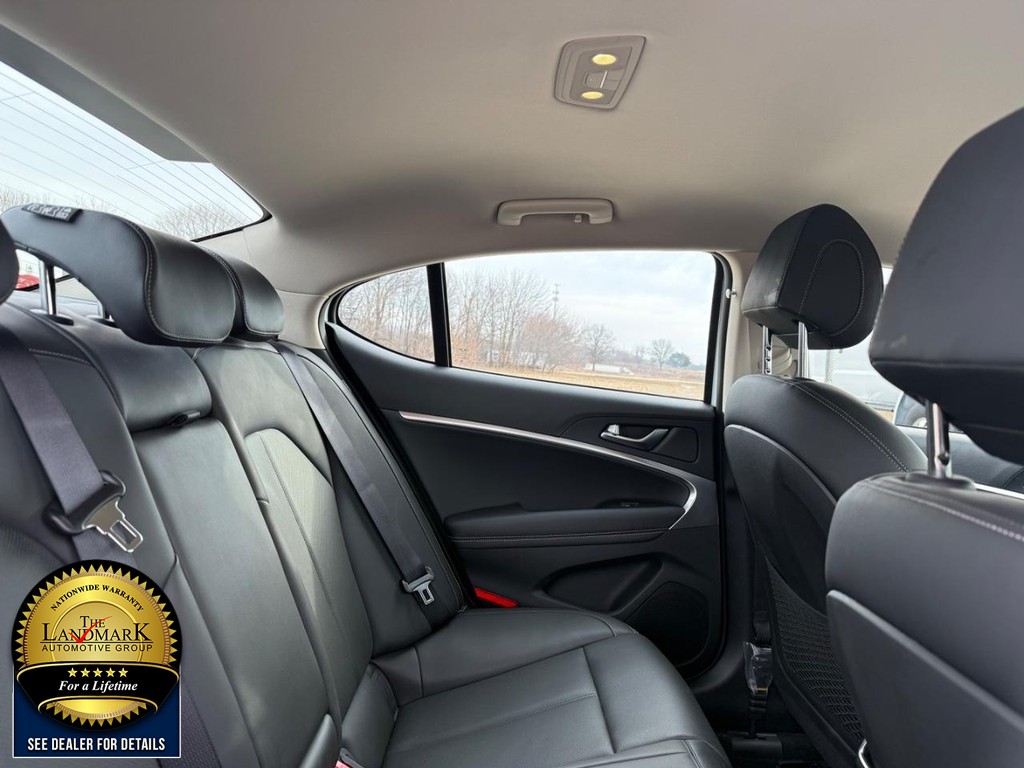 Genesis G70 Vehicle Full-screen Gallery Image 16