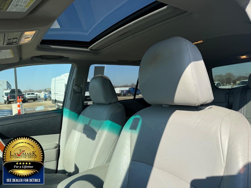 Toyota Highlander Vehicle Full-screen Gallery Image 9