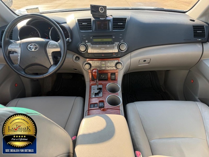 Toyota Highlander Vehicle Full-screen Gallery Image 17