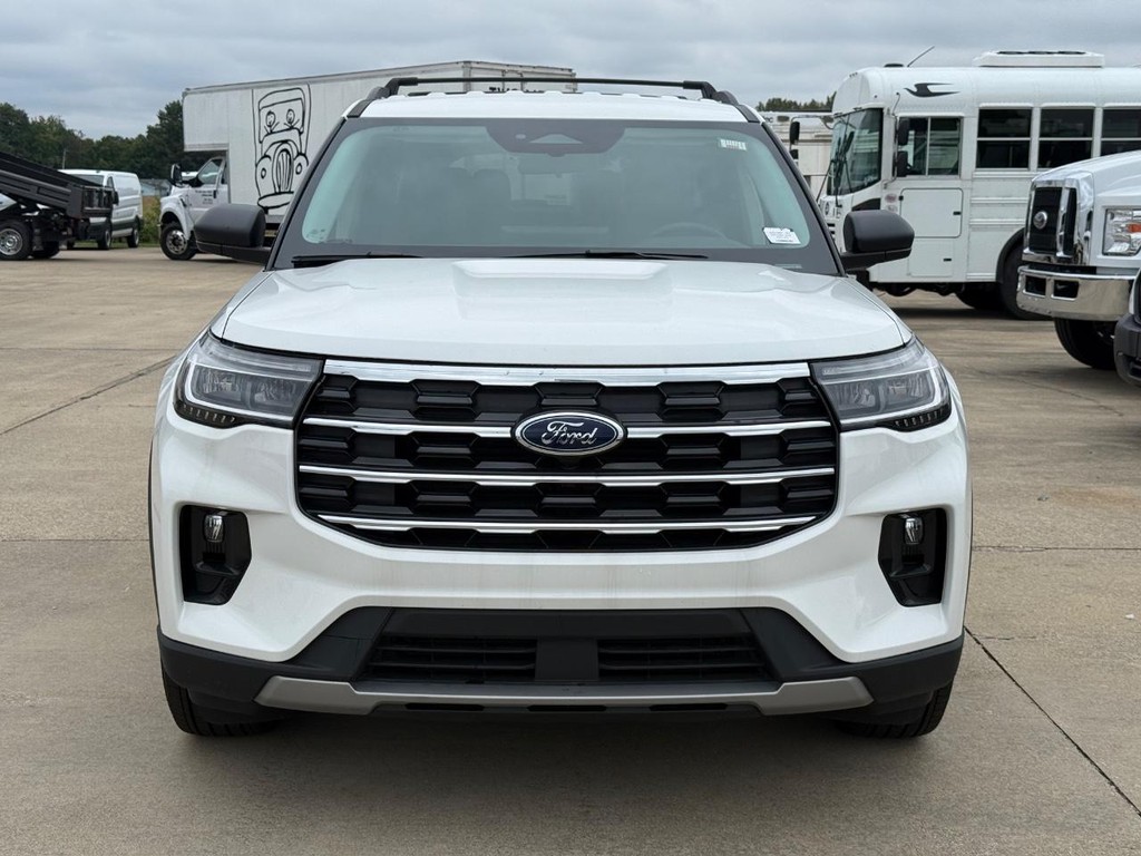 Ford Explorer Vehicle Full-screen Gallery Image 2