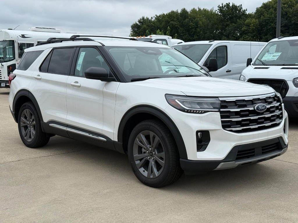 Ford Explorer Vehicle Full-screen Gallery Image 3