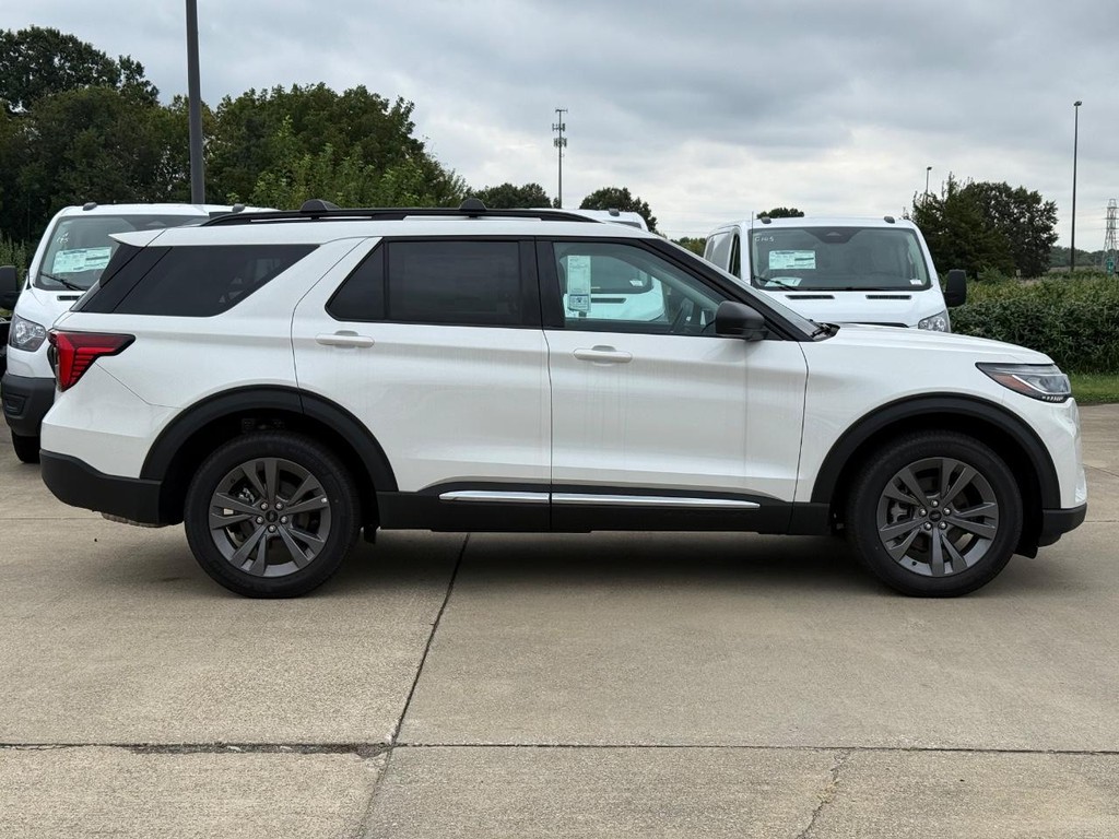 Ford Explorer Vehicle Full-screen Gallery Image 4