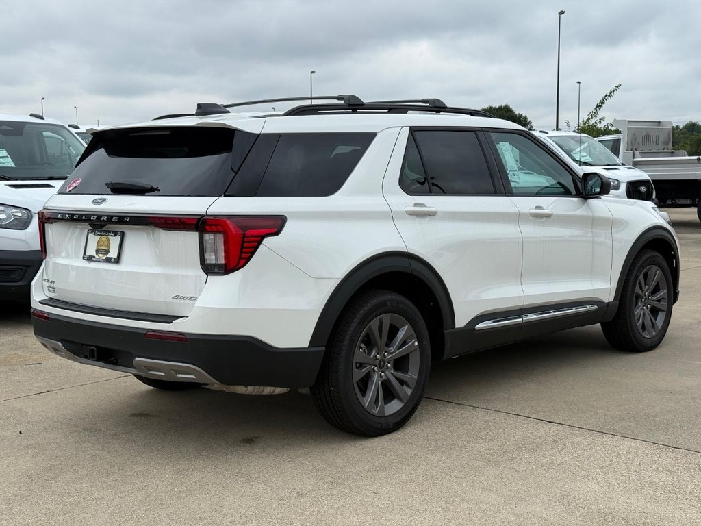Ford Explorer Vehicle Full-screen Gallery Image 5