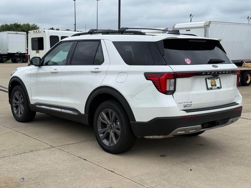 Ford Explorer Vehicle Full-screen Gallery Image 7