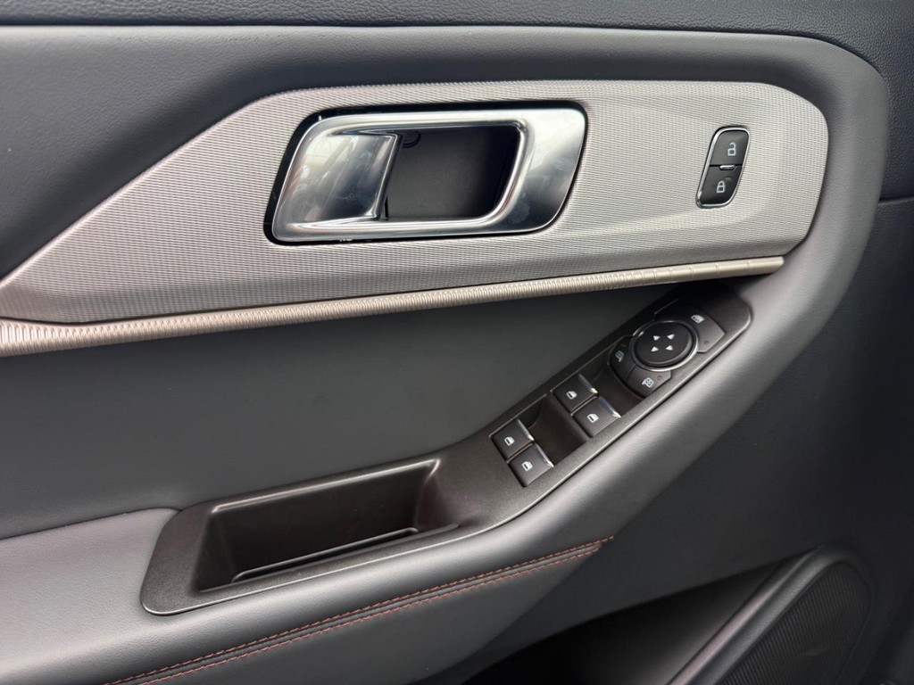 Ford Explorer Vehicle Full-screen Gallery Image 8