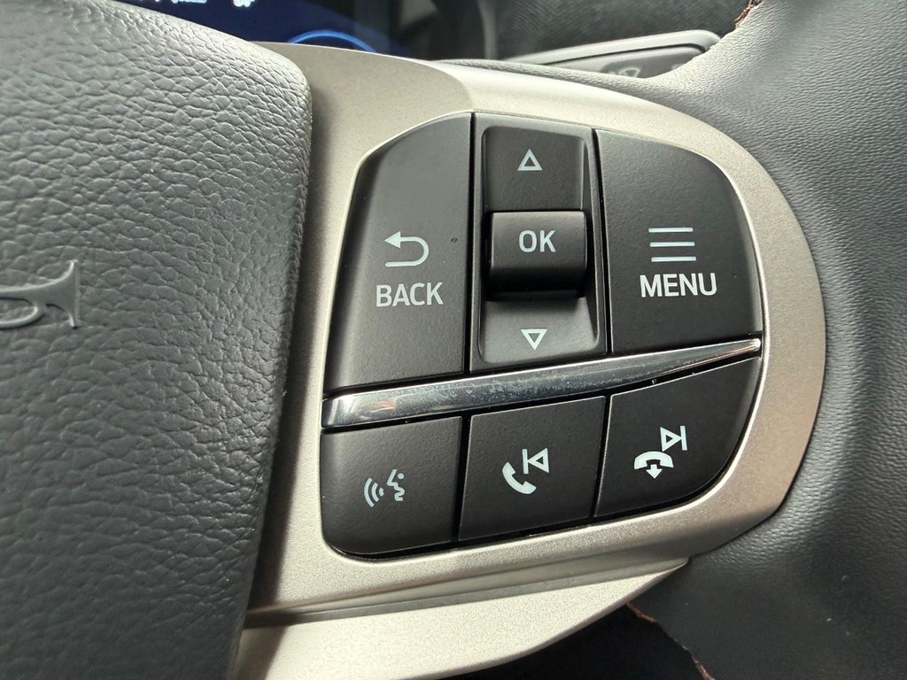 Ford Explorer Vehicle Full-screen Gallery Image 11