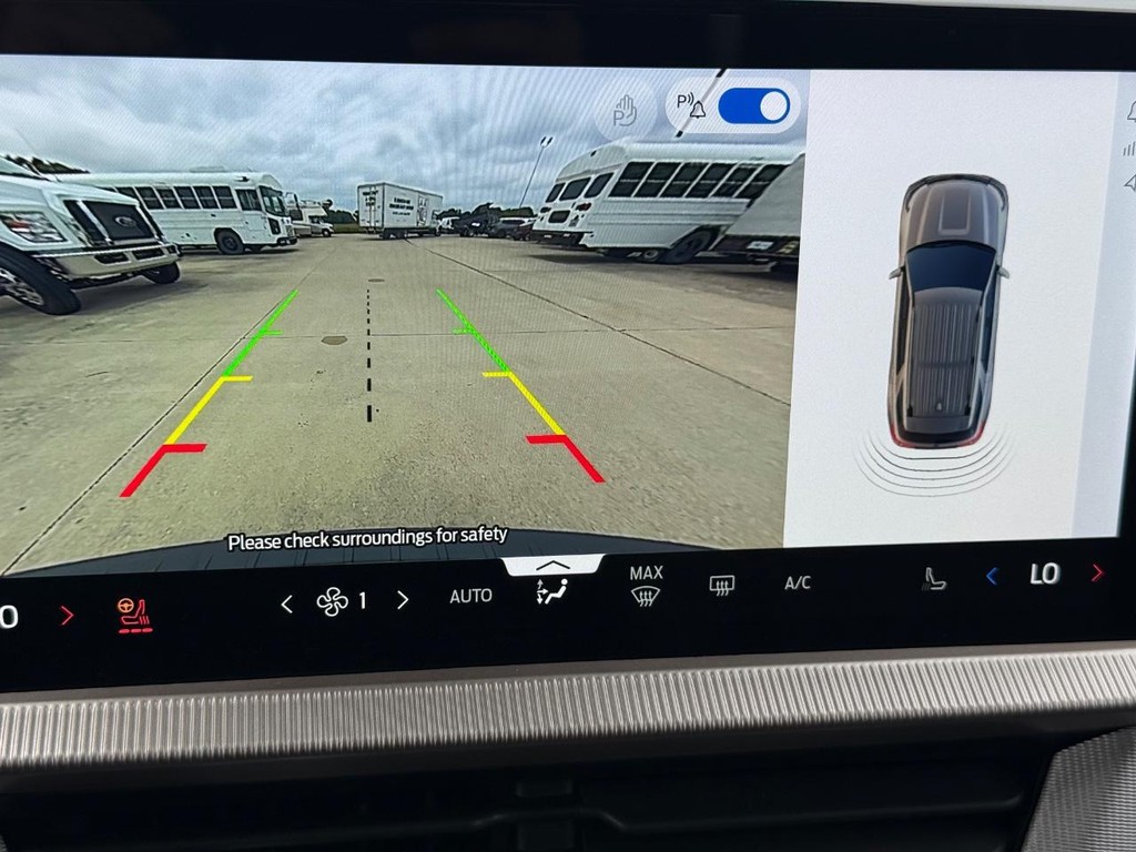 Ford Explorer Vehicle Full-screen Gallery Image 13