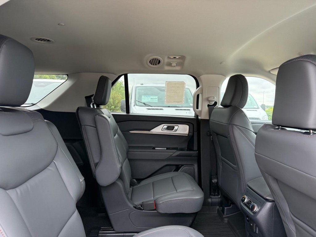 Ford Explorer Vehicle Full-screen Gallery Image 16