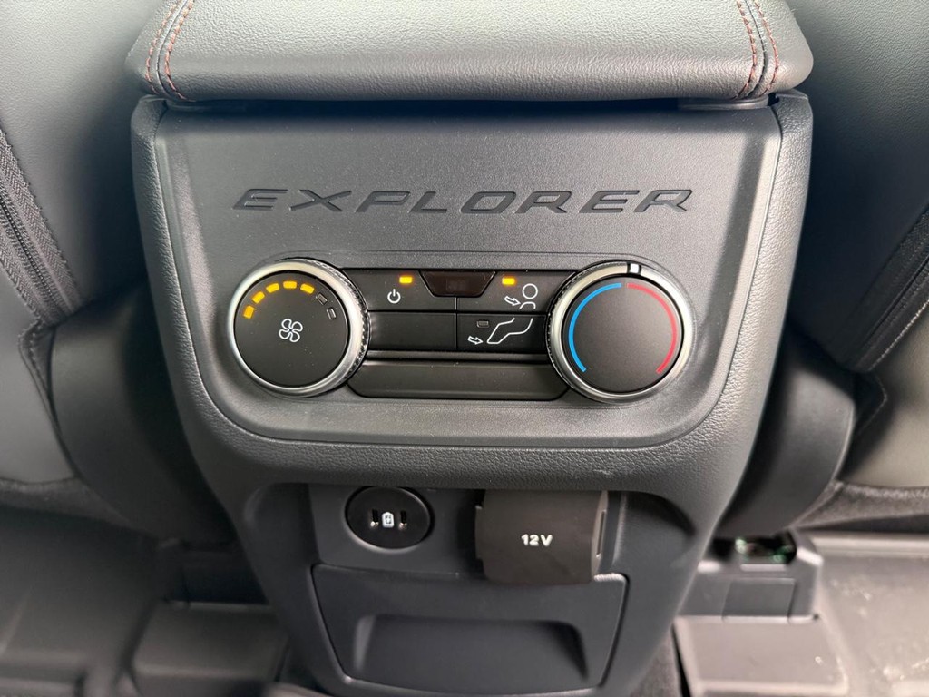 Ford Explorer Vehicle Full-screen Gallery Image 17
