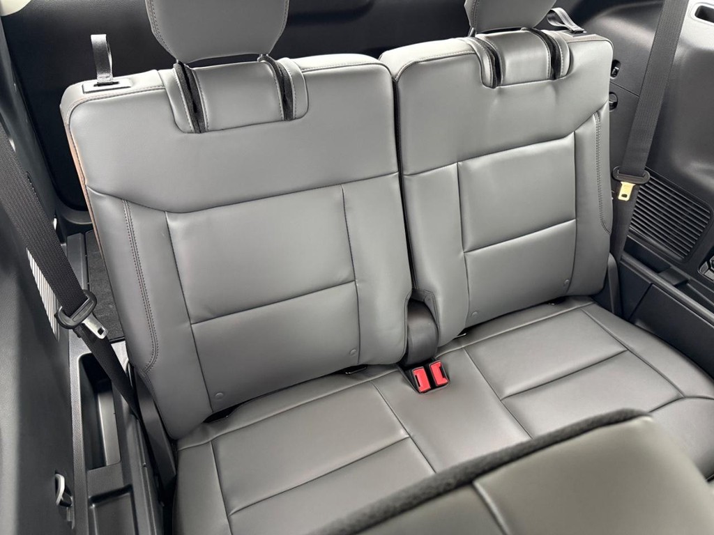 Ford Explorer Vehicle Full-screen Gallery Image 18