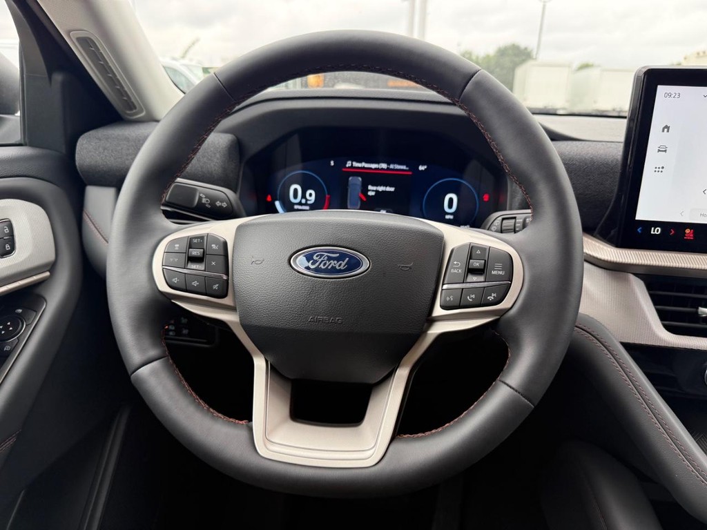 Ford Explorer Vehicle Full-screen Gallery Image 20