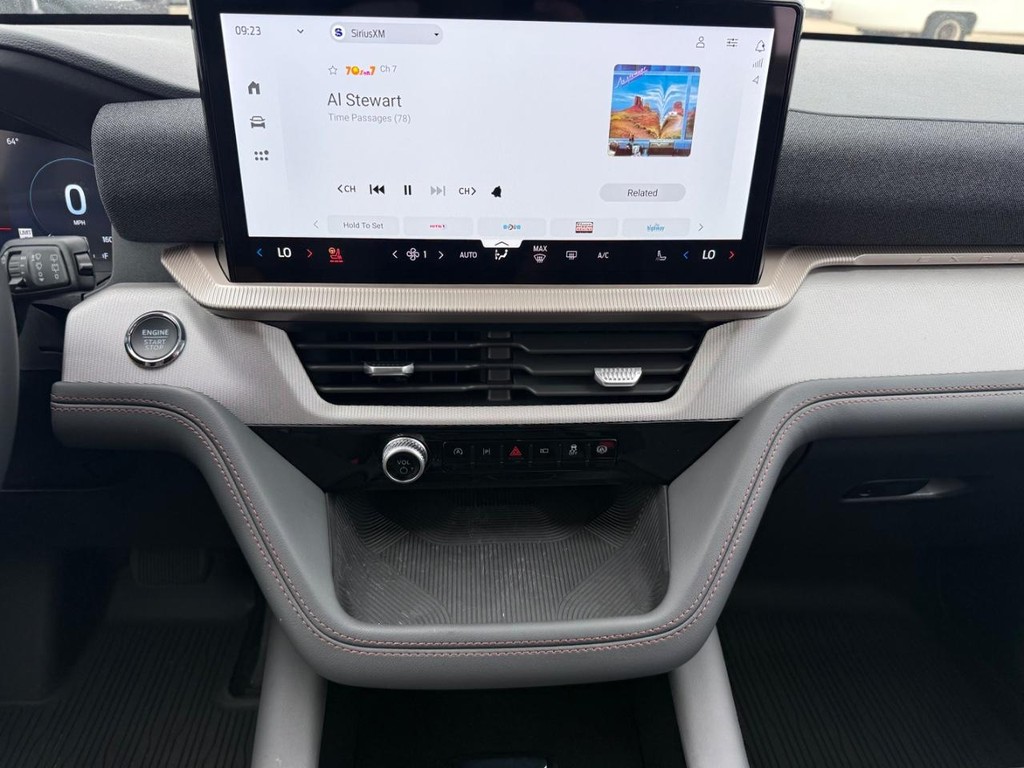 Ford Explorer Vehicle Full-screen Gallery Image 21