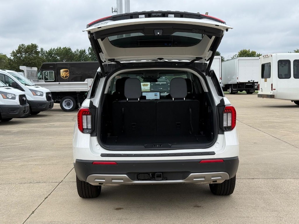 Ford Explorer Vehicle Full-screen Gallery Image 22