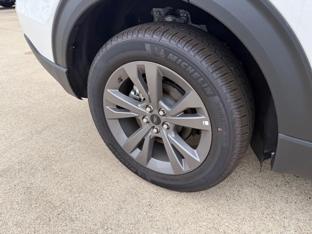 Ford Explorer Vehicle Full-screen Gallery Image 23