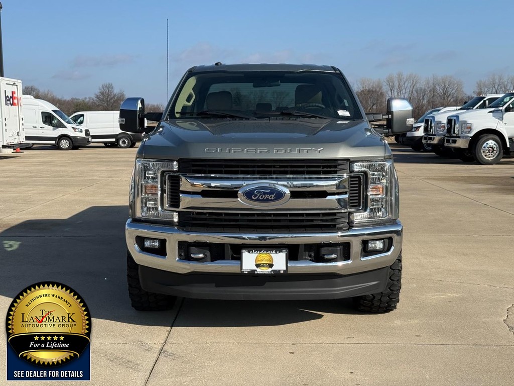 Ford Super Duty F-250 SRW Vehicle Full-screen Gallery Image 2